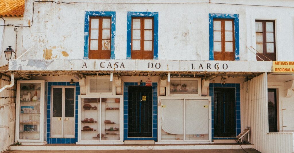 Estrategia de marketing inmobiliario que sí funciona en Colombia (2026) 2 A rustic and charming vintage house with blue accents in Nazaré, Portugal.